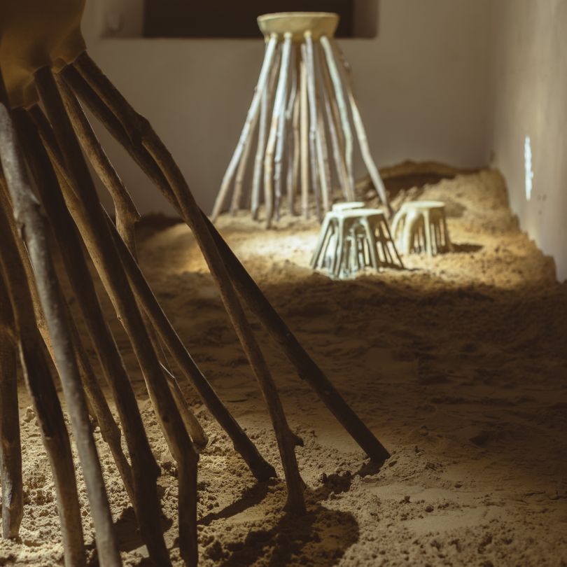 Dykumų miražas UMI galerijoje: keramikos paroda „Einantys“