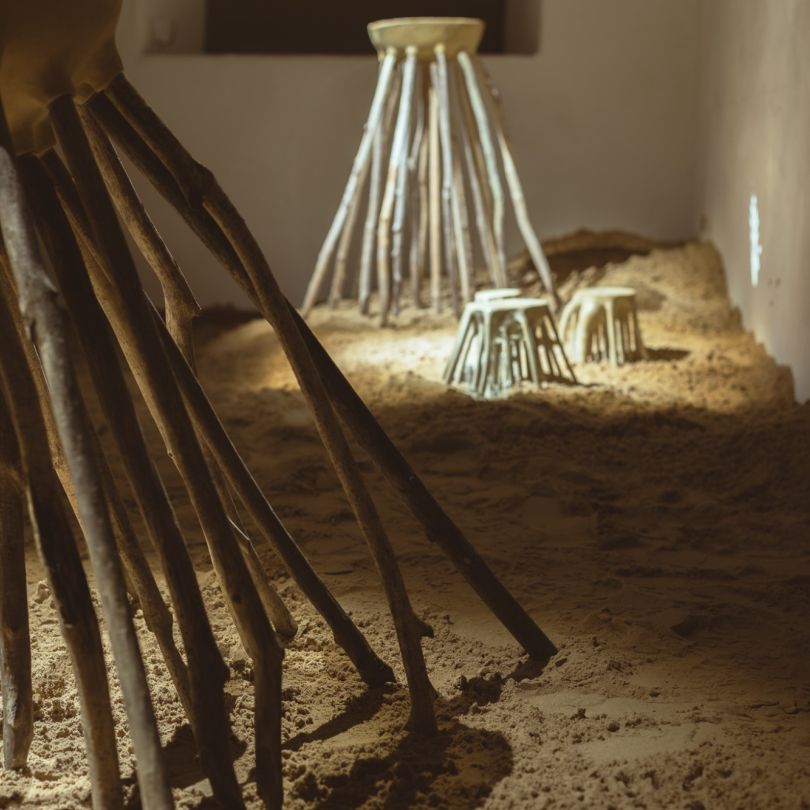 Dykumų miražas UMI galerijoje: keramikos paroda „Einantys“