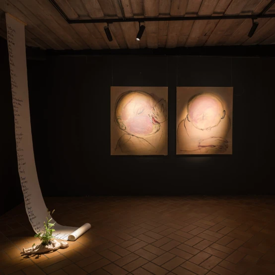 UMI Galerijoje - menininkės Simonos Kirstukaitės-Akulashvili paroda apie motinystę