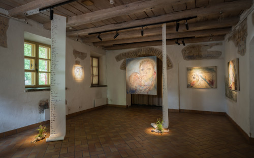 UMI Galerijoje - menininkės Simonos Kirstukaitės-Akulashvili paroda apie motinystę