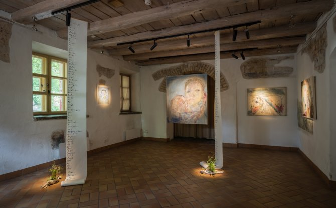 UMI Galerijoje - menininkės Simonos Kirstukaitės-Akulashvili paroda apie motinystę
