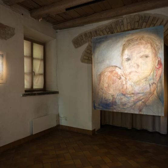 UMI Galerijoje - menininkės Simonos Kirstukaitės-Akulashvili paroda apie motinystę