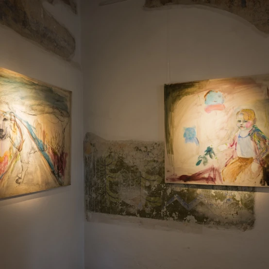 UMI Galerijoje - menininkės Simonos Kirstukaitės-Akulashvili paroda apie motinystę