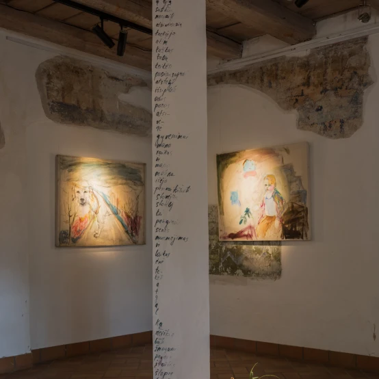 UMI Galerijoje - menininkės Simonos Kirstukaitės-Akulashvili paroda apie motinystę