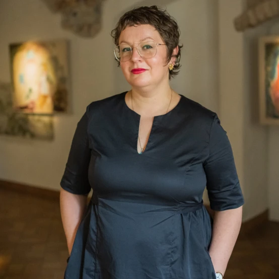 UMI Galerijoje - menininkės Simonos Kirstukaitės-Akulashvili paroda apie motinystę