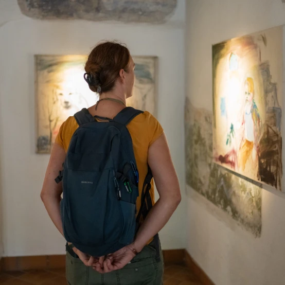 UMI Galerijoje - menininkės Simonos Kirstukaitės-Akulashvili paroda apie motinystę