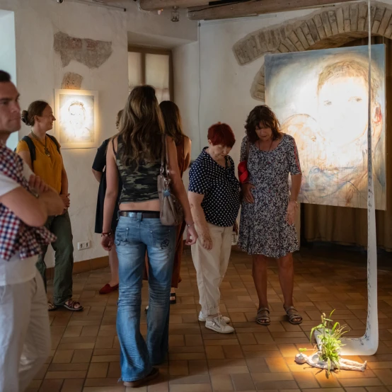 UMI Galerijoje - menininkės Simonos Kirstukaitės-Akulashvili paroda apie motinystę