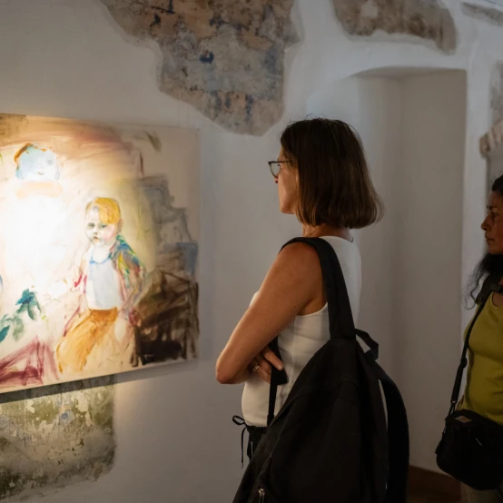 UMI Galerijoje - menininkės Simonos Kirstukaitės-Akulashvili paroda apie motinystę