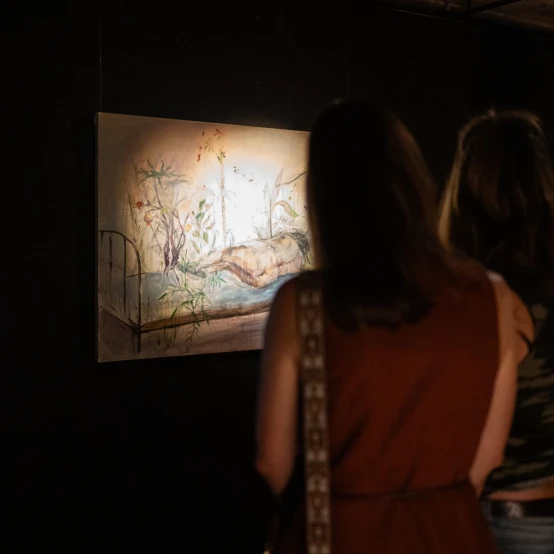 UMI Galerijoje - menininkės Simonos Kirstukaitės-Akulashvili paroda apie motinystę