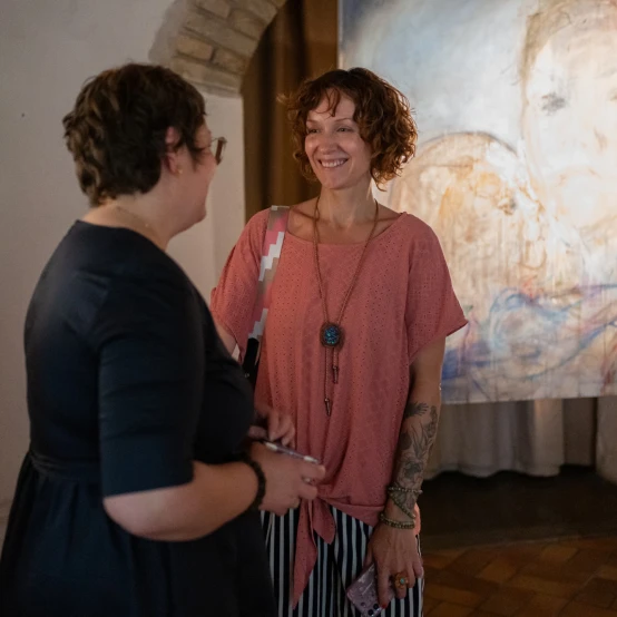 UMI Galerijoje - menininkės Simonos Kirstukaitės-Akulashvili paroda apie motinystę
