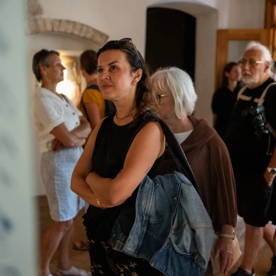 UMI Galerijoje - menininkės Simonos Kirstukaitės-Akulashvili paroda apie motinystę