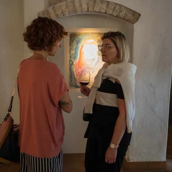 UMI Galerijoje - menininkės Simonos Kirstukaitės-Akulashvili paroda apie motinystę