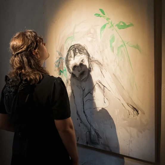 UMI Galerijoje - menininkės Simonos Kirstukaitės-Akulashvili paroda apie motinystę