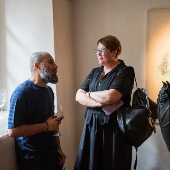 UMI Galerijoje - menininkės Simonos Kirstukaitės-Akulashvili paroda apie motinystę