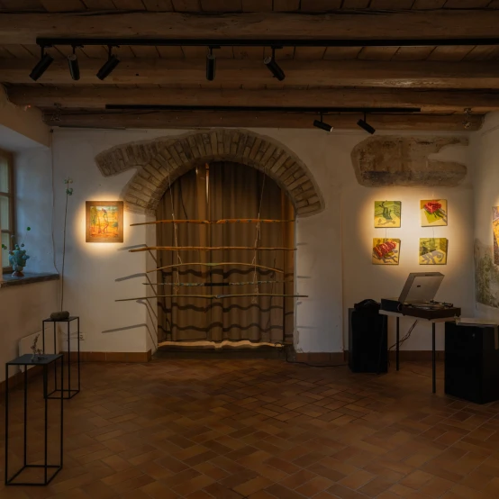 UMI Galerijoje – grupinė paroda „Nukritę į viršų“
