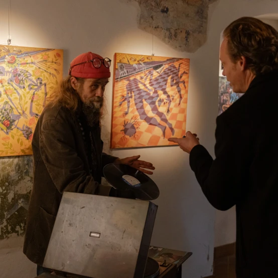 UMI Galerijoje – grupinė paroda „Nukritę į viršų“