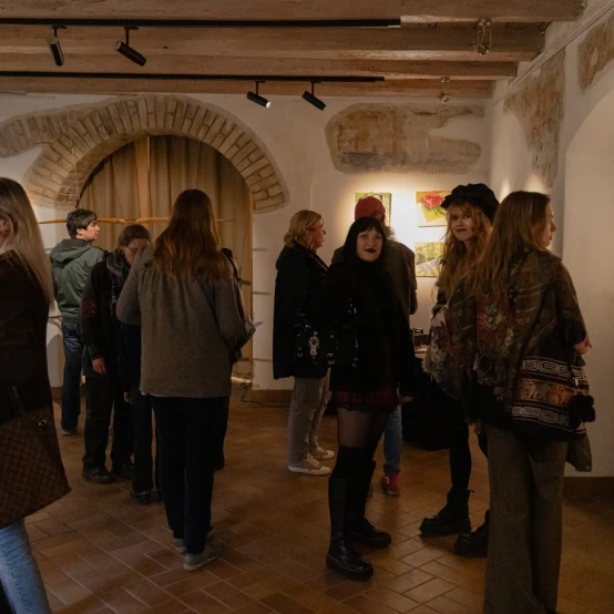 UMI Galerijoje – grupinė paroda „Nukritę į viršų“