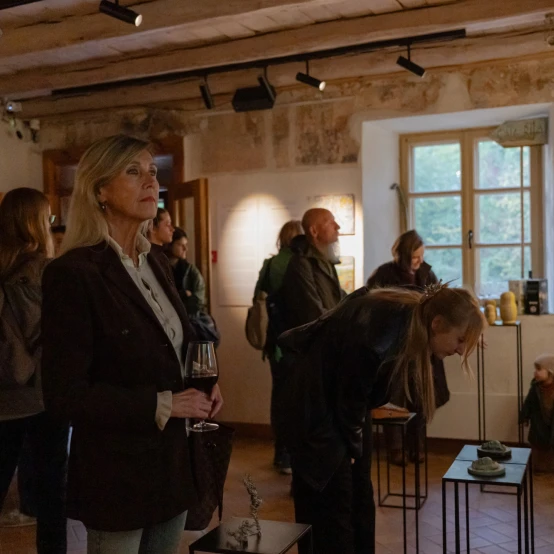 UMI Galerijoje – grupinė paroda „Nukritę į viršų“