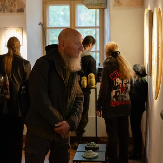 UMI Galerijoje – grupinė paroda „Nukritę į viršų“