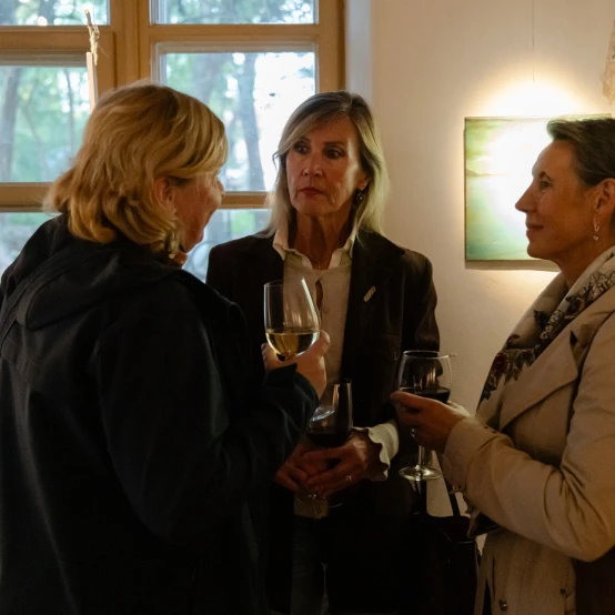 UMI Galerijoje – grupinė paroda „Nukritę į viršų“