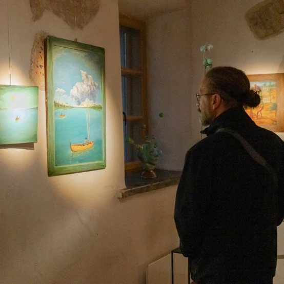 UMI Galerijoje – grupinė paroda „Nukritę į viršų“