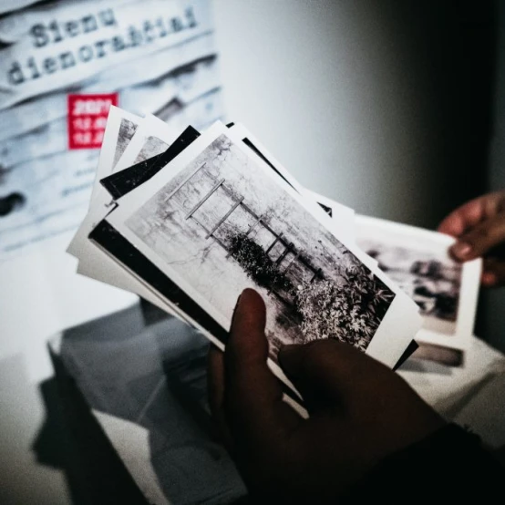 „Sienų dienoraščiai“. M. Rubavičiūtės ir T. Rimeikos paroda-instaliacija