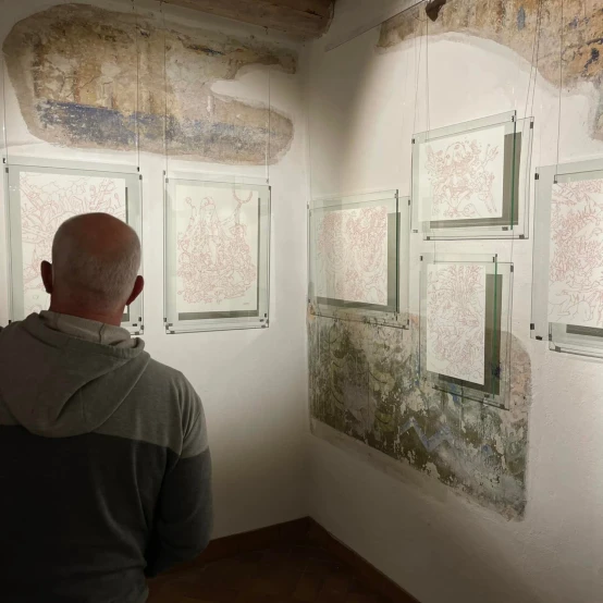 Užupio meno inkubatoriaus galerijoje „Galera“ atidaryta Povilo Gavorkos grafikos darbų paroda „Pasąmonės versmė“